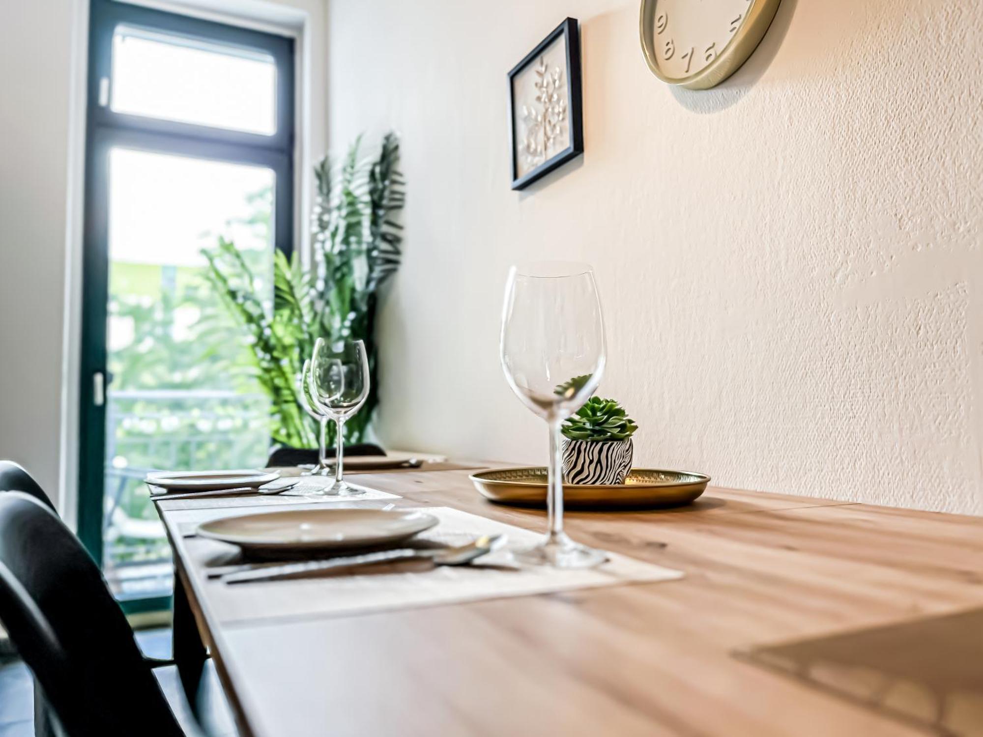 Grosse 3 Schlafzimmer Unterkunft Mit Kueche, Bad, Waschmaschine & Balkon Am Zoo Leipzig Bagian luar foto